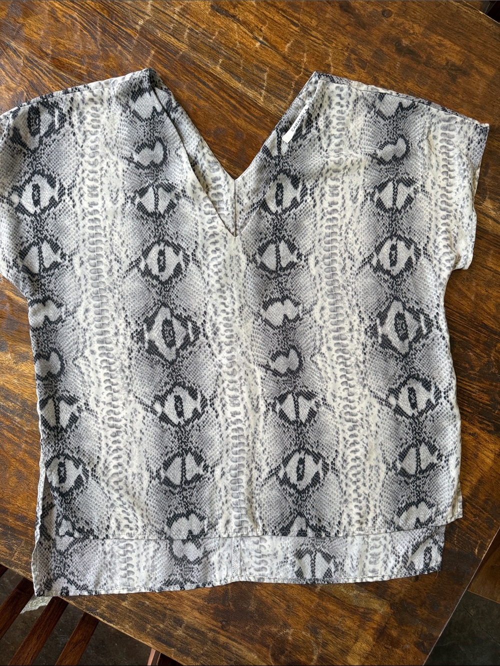 V-Neck Snake Print Short Sleeve Tunic in Black & White